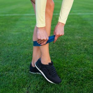 Femme enfilant une bande élastique de sport