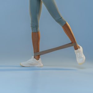 Femme entraînant ses jambes avec un élastique