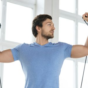 Jeune homme débutant son entraînement avec élastiques